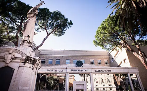 immagine della facciata della Pontificia Università Lateranense